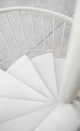 מדרגות לבנות