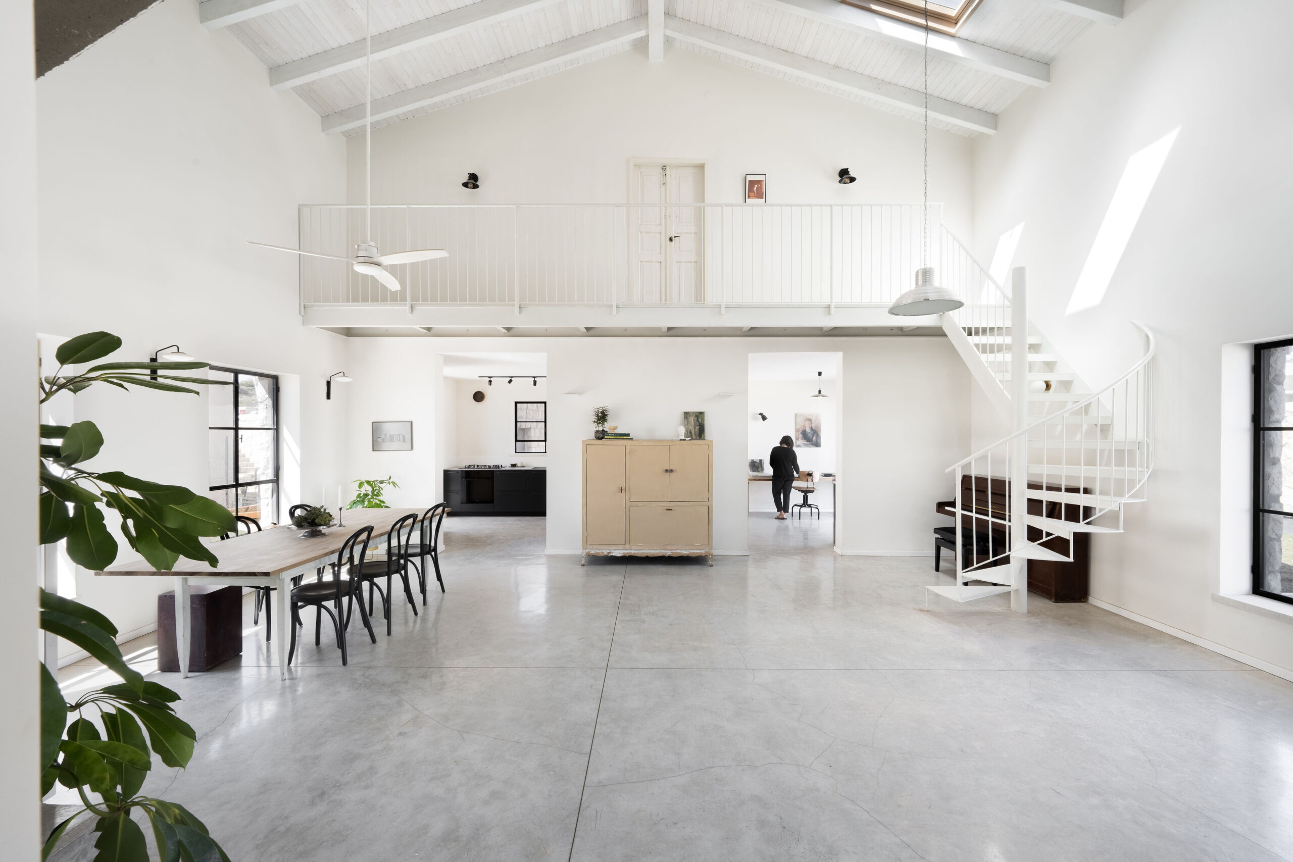 חלל בית - מדרגות לוליניות ושולחן אוכל